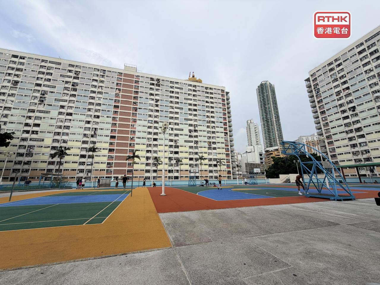 彩虹邨兩名公屋住戶分別於西貢擁有住宅物業，當中一人擁有兩個物業，另一人擁有一個物業；房屋署將收回單位。（港台圖片）