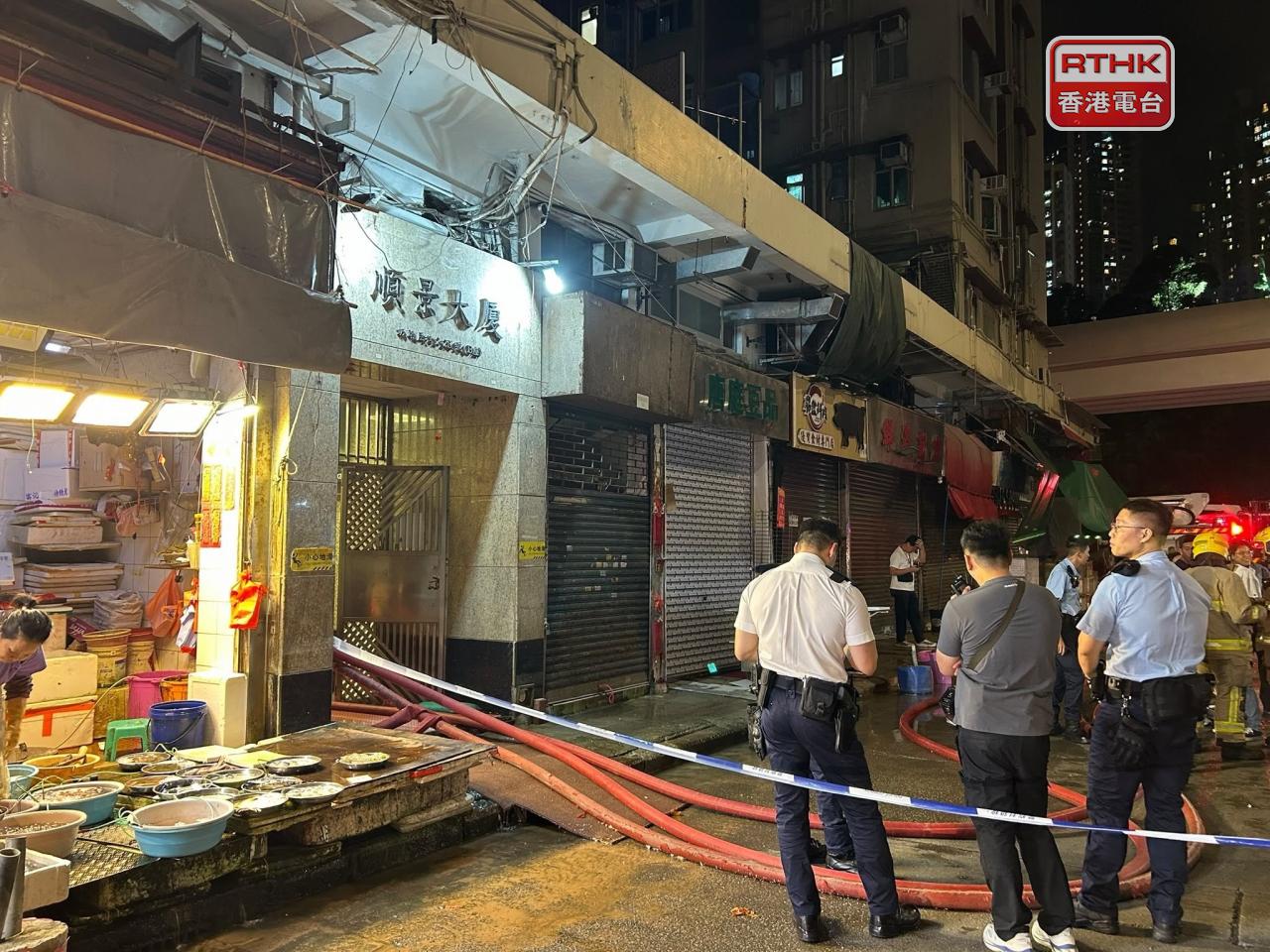 火場未解封，警員在場協助。(林漢山攝)