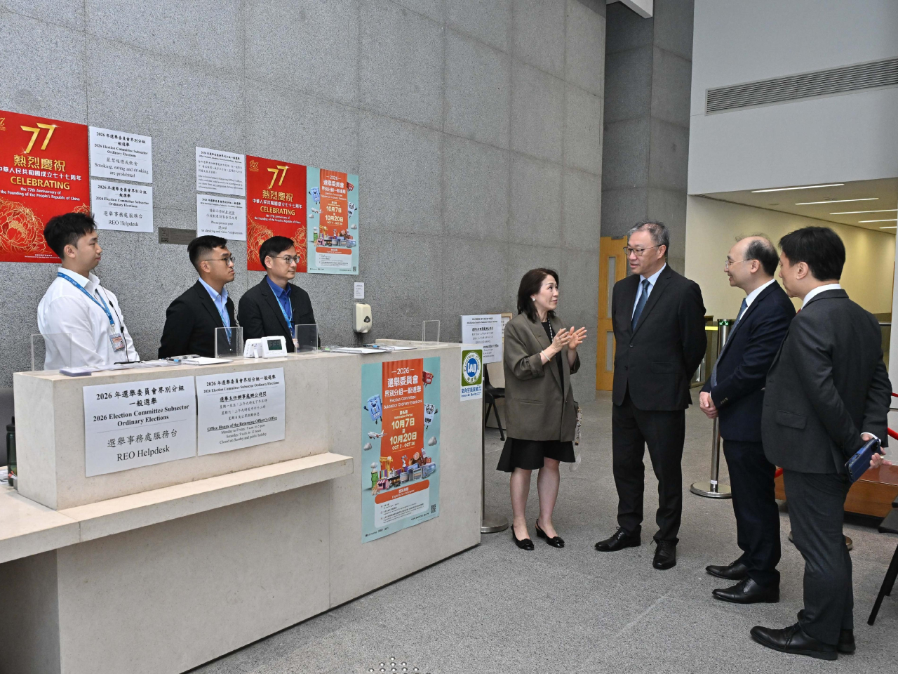 陸啟康到訪位於添馬政府總部接收選舉委員會界別分組一般選舉提名表格的選舉主任辦事處。（政府新聞處）
