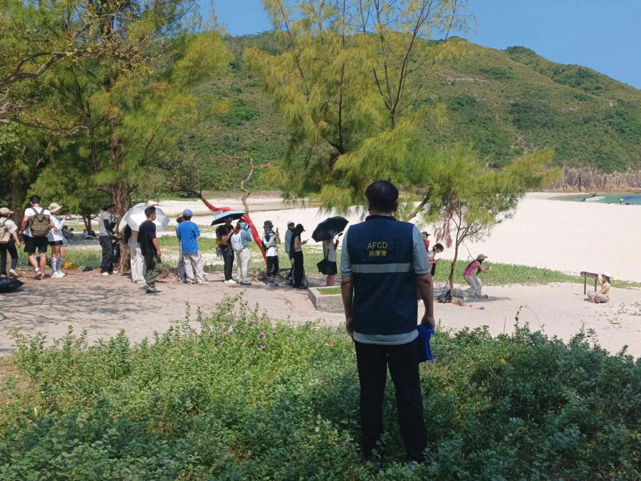 遊人在浪茄灣熱門打卡位排隊影相。（漁護署社交平台）