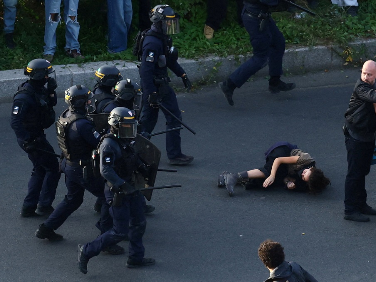 The French government says 215 students and 715 police officers have been injured since the start of the movement. Photo: Reuters