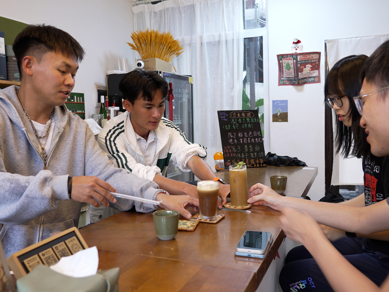 鍾濤（左一）及趙浩生（左二）大專業畢業後曾到大城市工作，一年多前回到普洱市合資開咖啡店。（陳永祥攝）