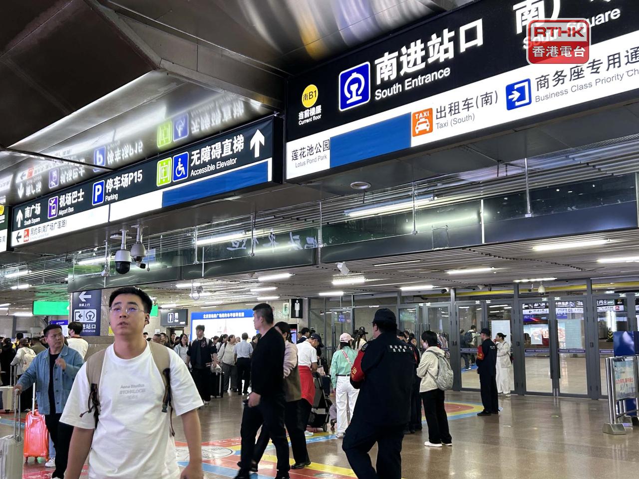內地十一黃金周假期到尾聲，不少旅客選擇提早回程，避開人流高峰。（鄧穎琳攝）
