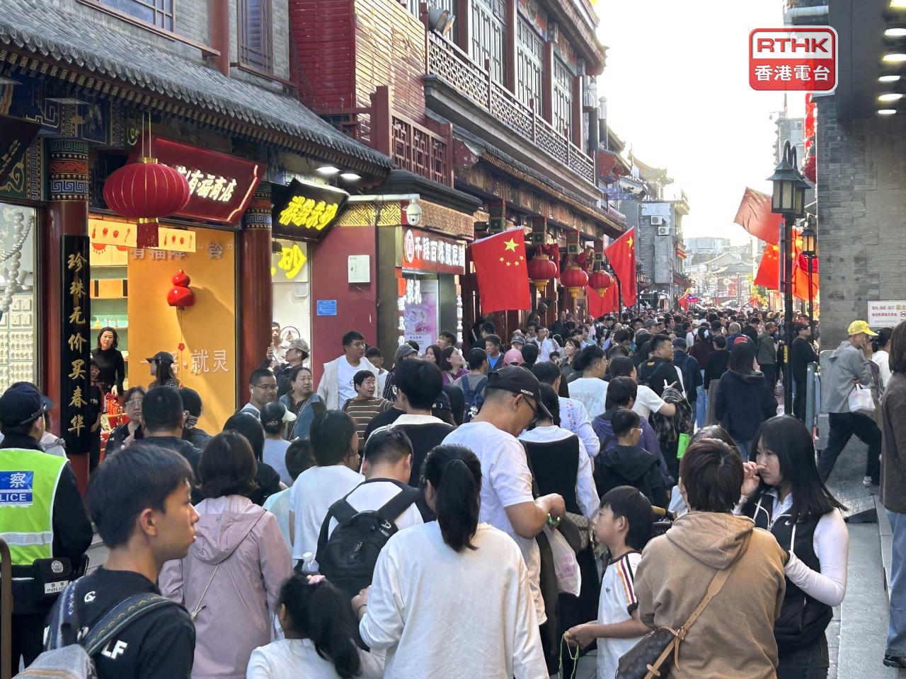 中軸線地標「前門大街」一帶一直熱鬧。（鄧穎琳攝）