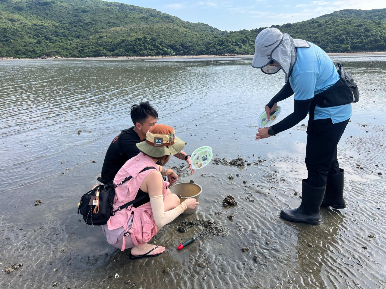 漁護署人員在大嶼山水口沙坪向遊客分享保護馬蹄蟹的資訊。(漁護署社交平台)