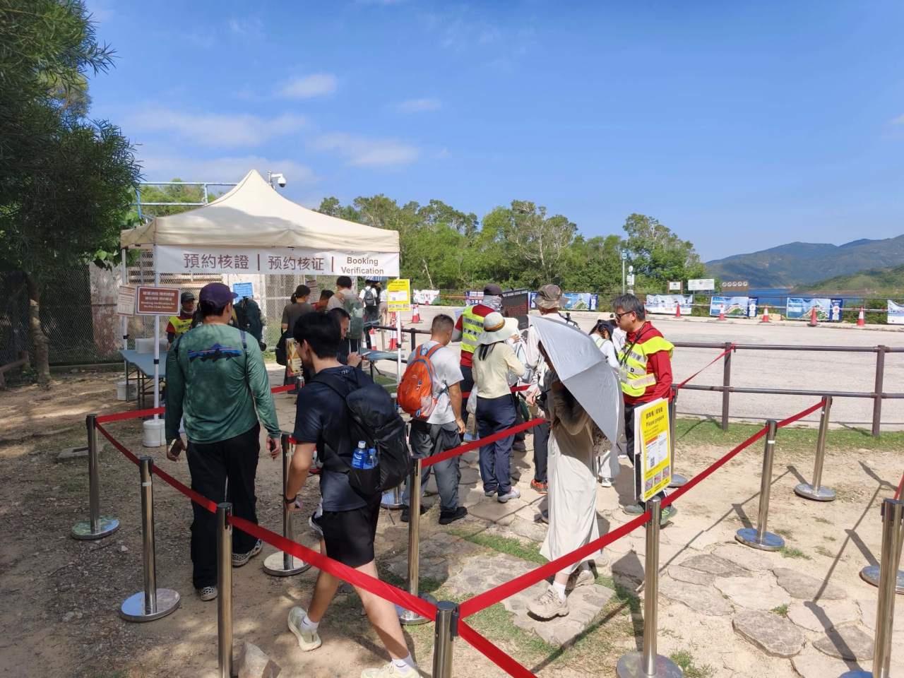 漁護署工作人員在破邊洲段入口安排遊人入場。(漁護署社交平台)