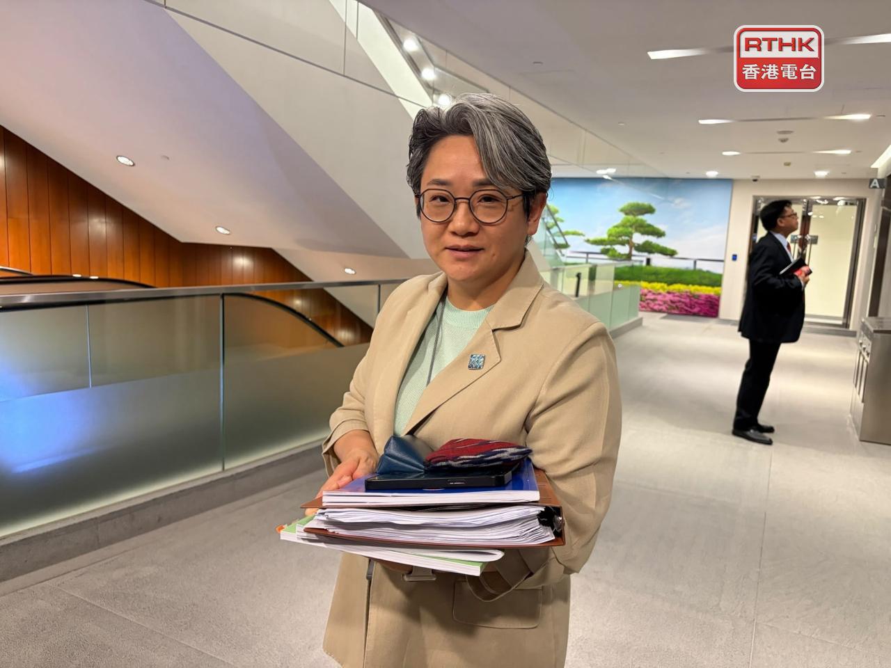 立法會社福界議員陳文宜認為，社會福利署及女童的學校必須為涉事家庭即時提供保護措施，包括個案評估、情緒輔導及必要的臨時住宿照顧安排。（陳樂謙攝）