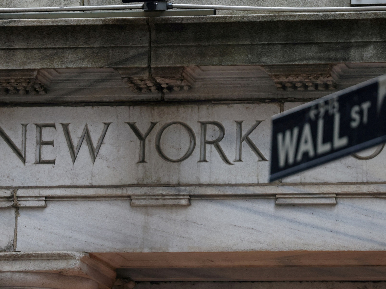 US stocks fell as the bond market selloff picked up again and lifted long-dated US yields to 24-year highs. File photo: Reuters