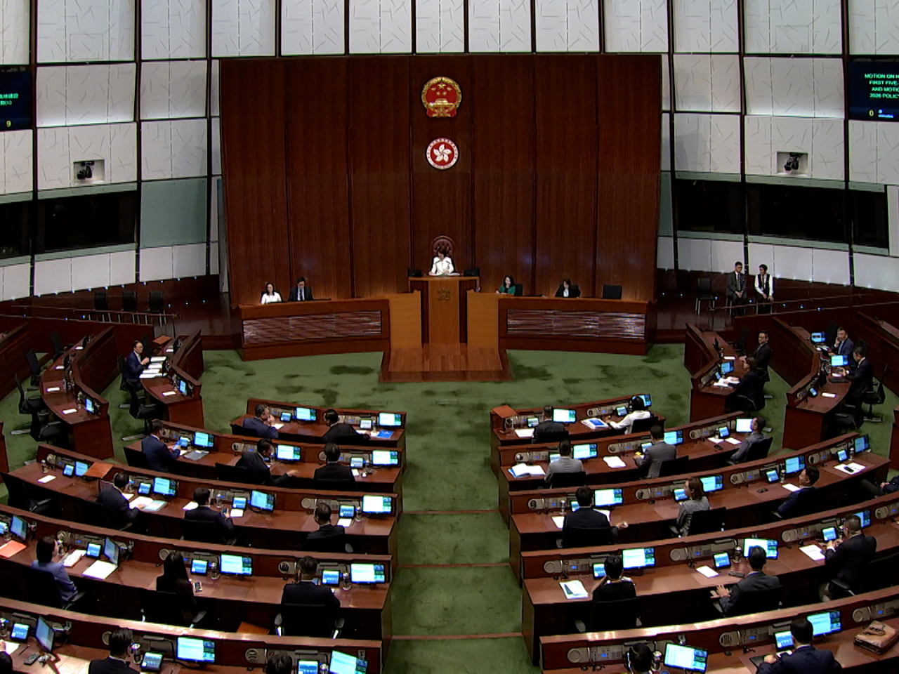 立法會第二日辯論香港首個五年規劃及施政報告的議案。