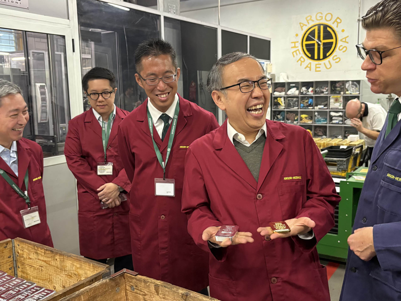 許正宇（右二）參觀賀利氏集團精煉廠時，聽取其行政總裁Robin Kolvenbach博士（右一）講解金銀產品的不同屬性和巿場需求。（政府新聞處）