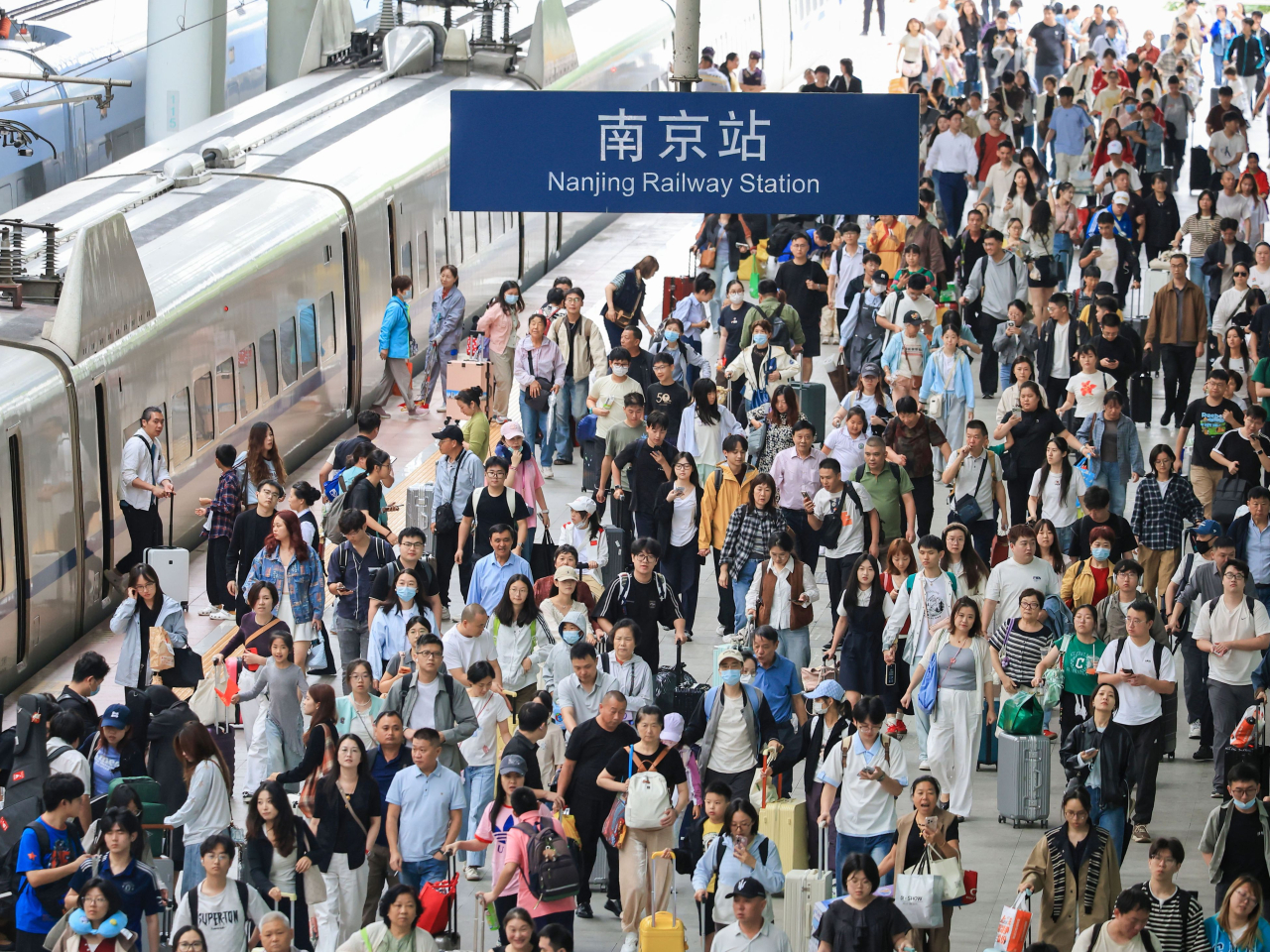 交通運輸部表示，國慶假期首日，全社會跨區域人員流動量3.29億人次，是7日假期中人員流動量最多的一日。（新華社資料圖片）