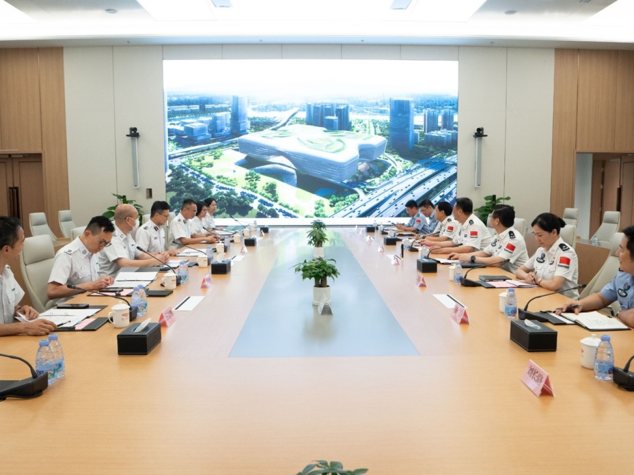 港深雙方舉行工作會議，繼續深入討論、優化及落實各項通關細節，確保關口通關服務無縫銜接。（入境處社交網站圖片）
