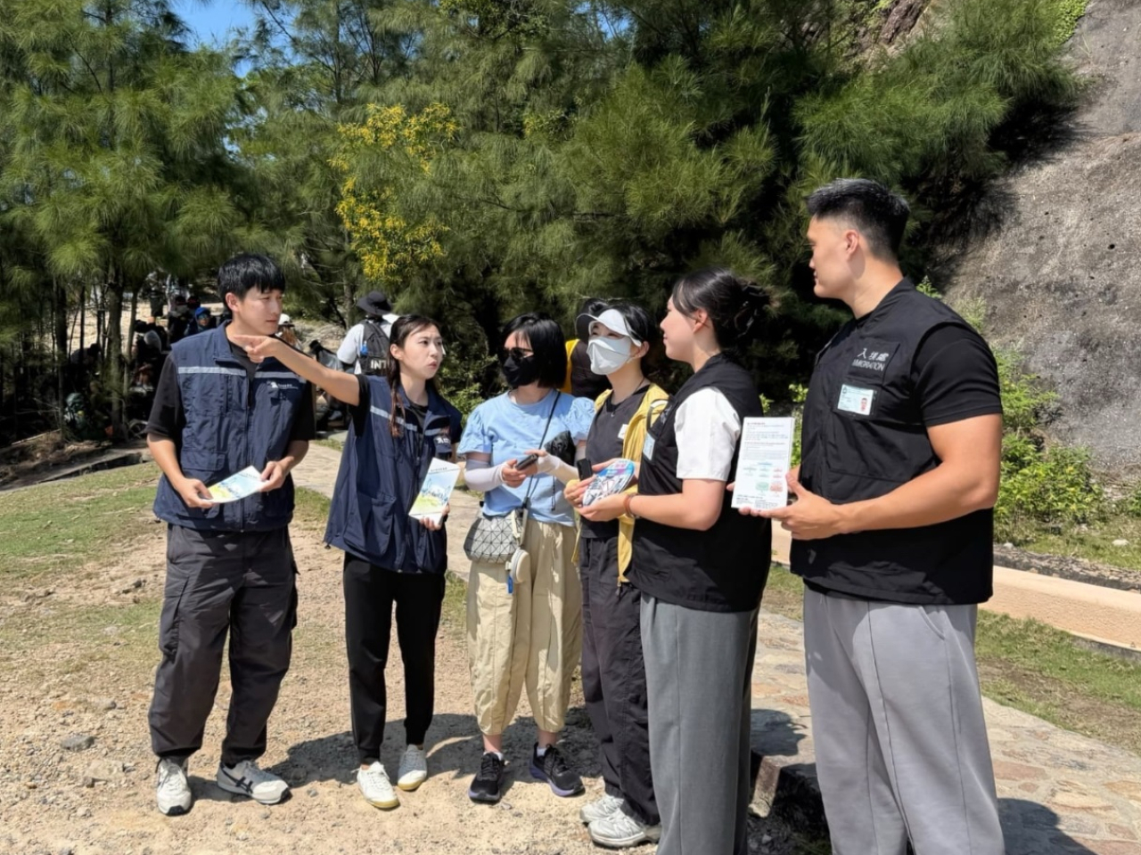 旅監局聯同入境處在內地國慶黃金周期間到西貢東壩巡查。（旅監局圖片）