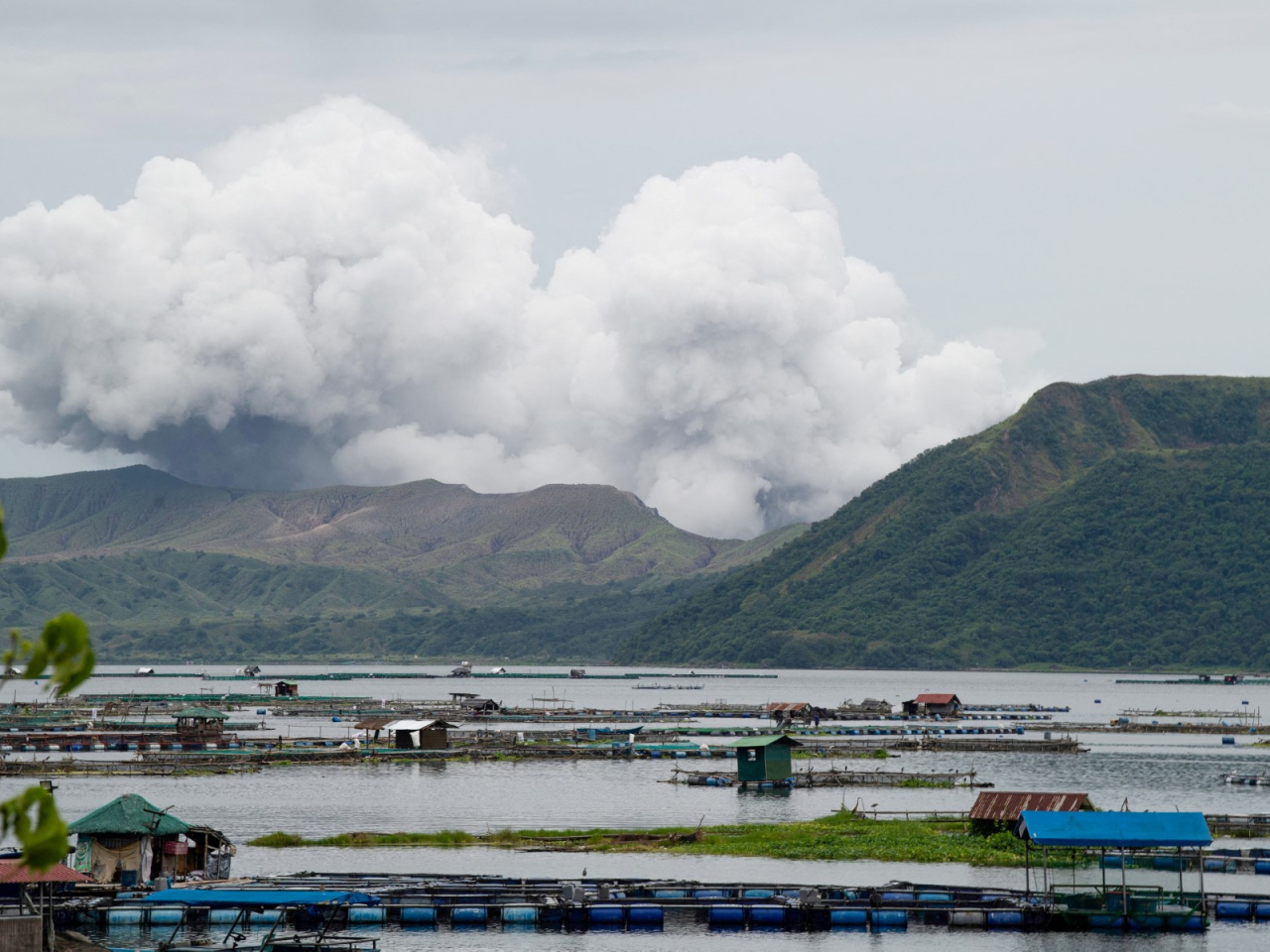 圖為2025年7月塔阿爾火山噴發情景。（法新社資料圖片）