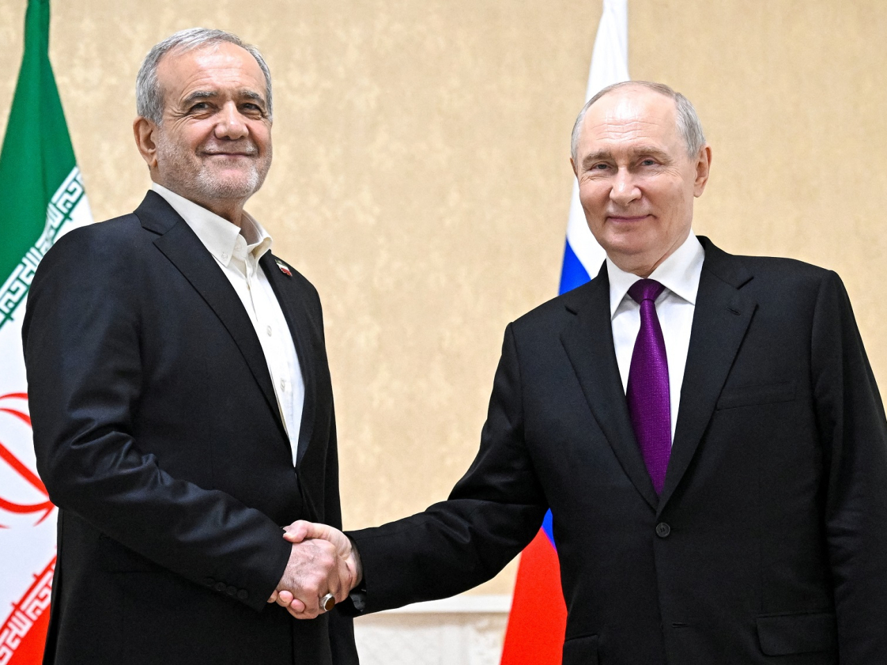 Russian President Vladimir Putin told his Iranian counterpart Masoud Pezeshkian that Moscow will do everything it can to help end the Iran conflict. Photo: Reuters