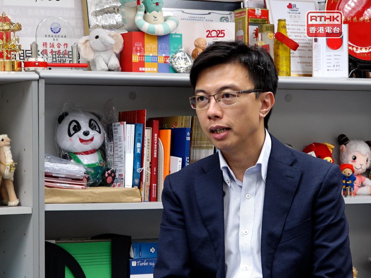 崔定邦指根據以往經驗，預計往後 6至9個月會有很多旅行團使用皇崗口岸到內地。（港台圖片）