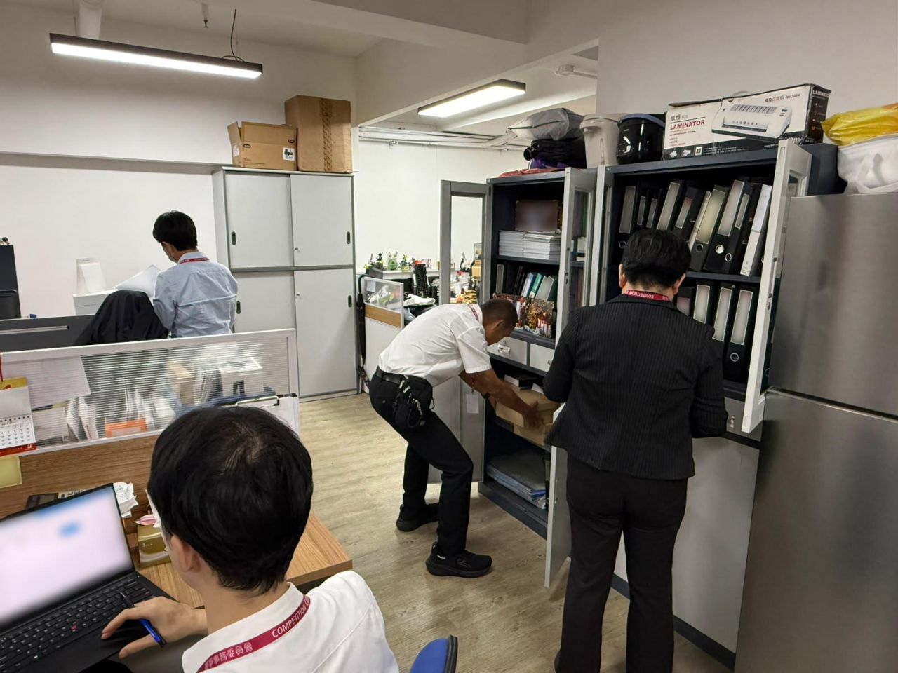 競委會根據法庭手令搜查11個處所，包括多間資訊科技服務及設備供應商及其他涉案公司的辦公室。（競委會提供）