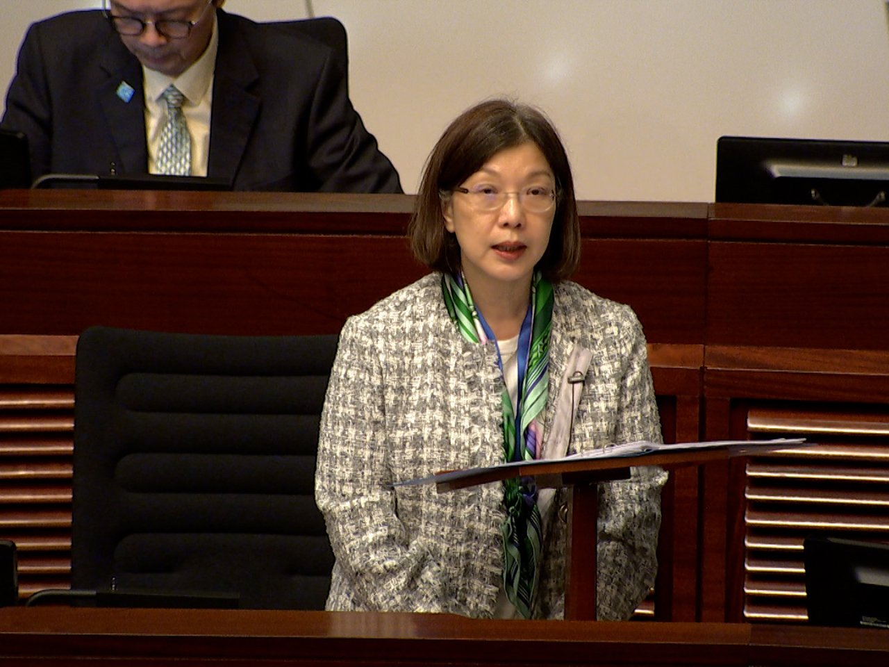 謝小華表示，香港五年規劃明確指出特區堅持和完善行政主導體制，完善選舉制度。
