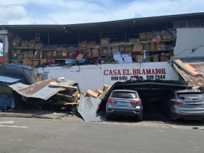 巴拿馬貝拉瓜斯省索納地區，有房屋和車輛因地震受損。（新華社）