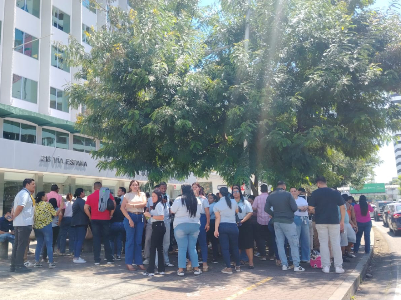 地震發生後，巴拿馬城大批民眾走到街上躲避。（新華社）