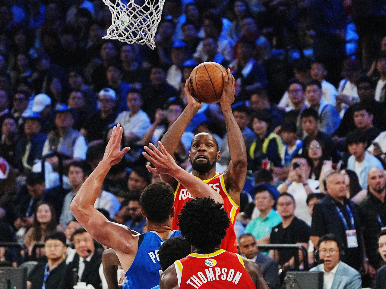 The first of two preseason games between Houston and Dallas took place in the Venetian Arena. Photo: Reuters