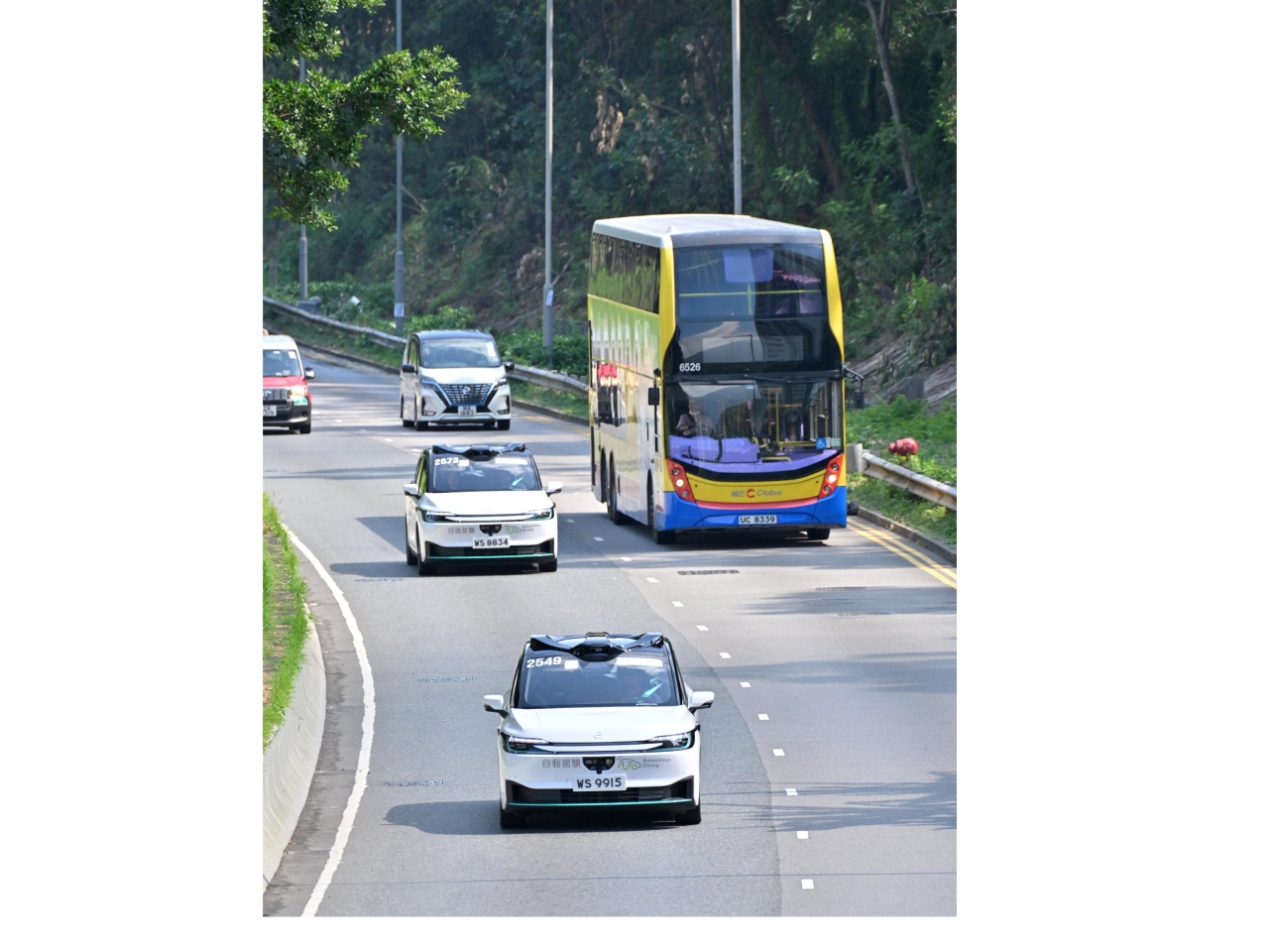 運輸署自動駕駛車輛應用促進工作組成員視察北大嶼山東涌的自動車測試項目，並試乘自動私家車。（政府新聞處）