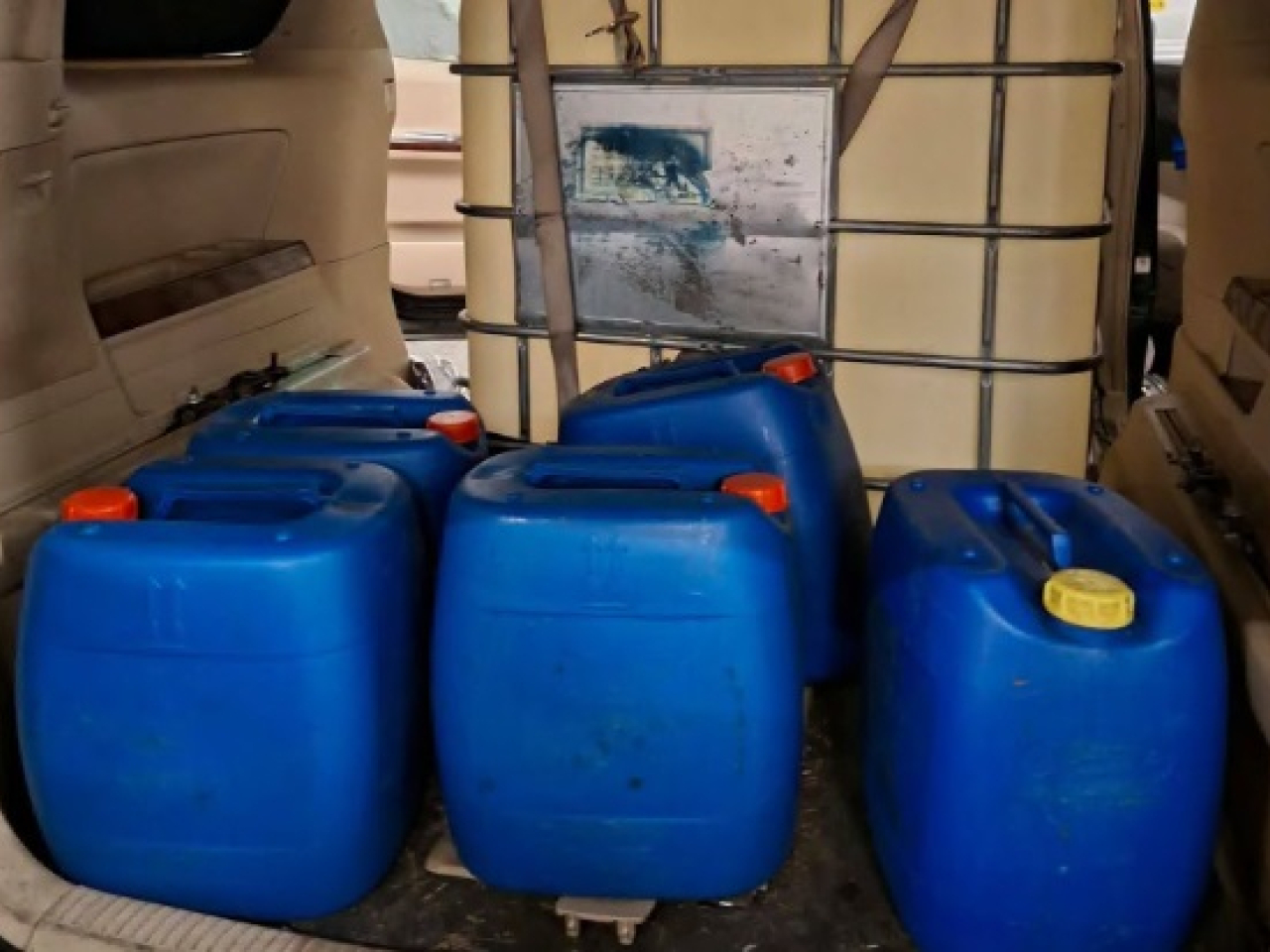 消防處在石硤尾邨停車場截獲一輛懷疑用作非法加油的私家車，搜出一個可儲存約1千公升燃油的大型容器及一批入油工具。（消防處社交網站截圖）