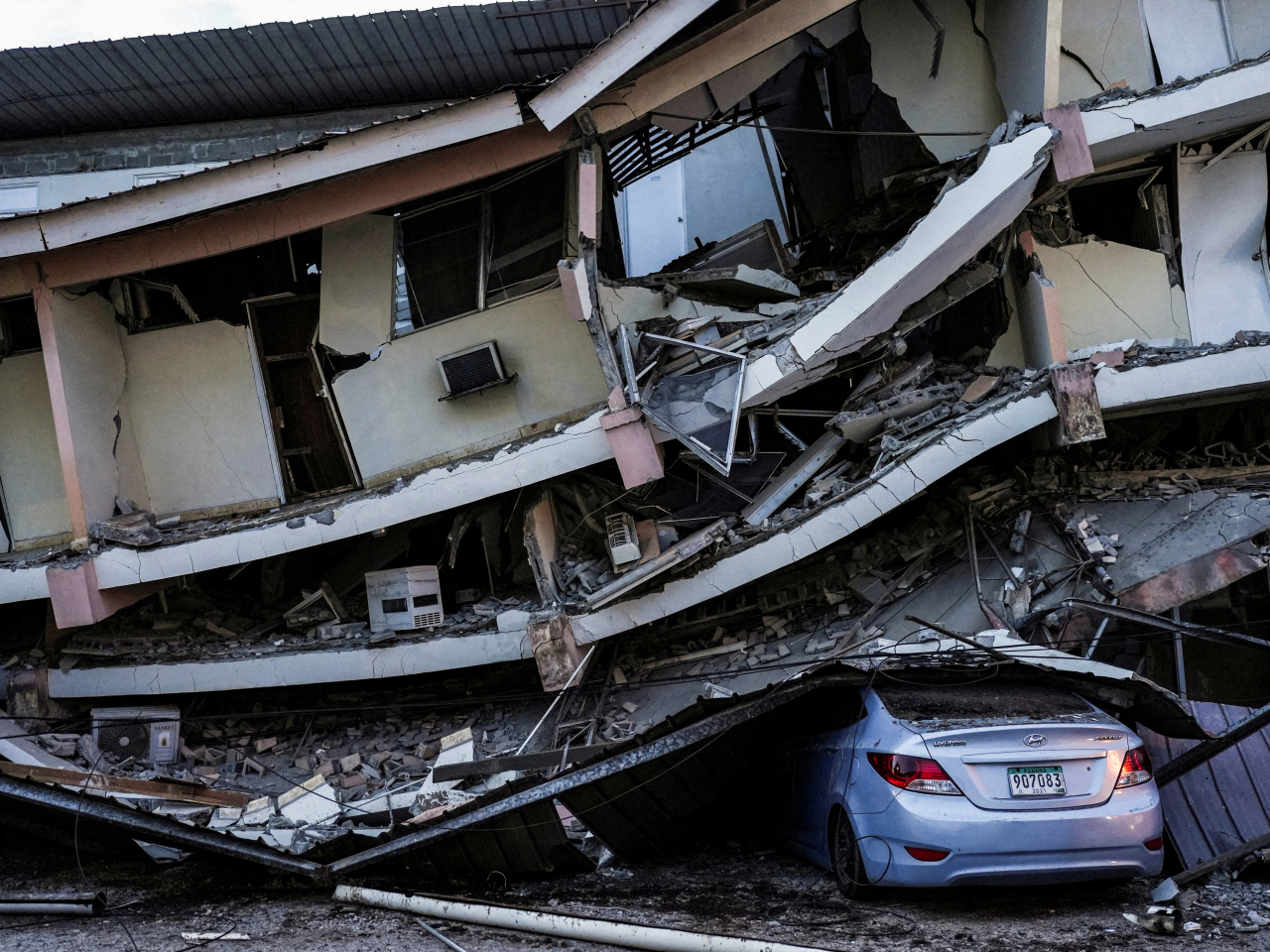 地震造成建築物損毀。（路透社）