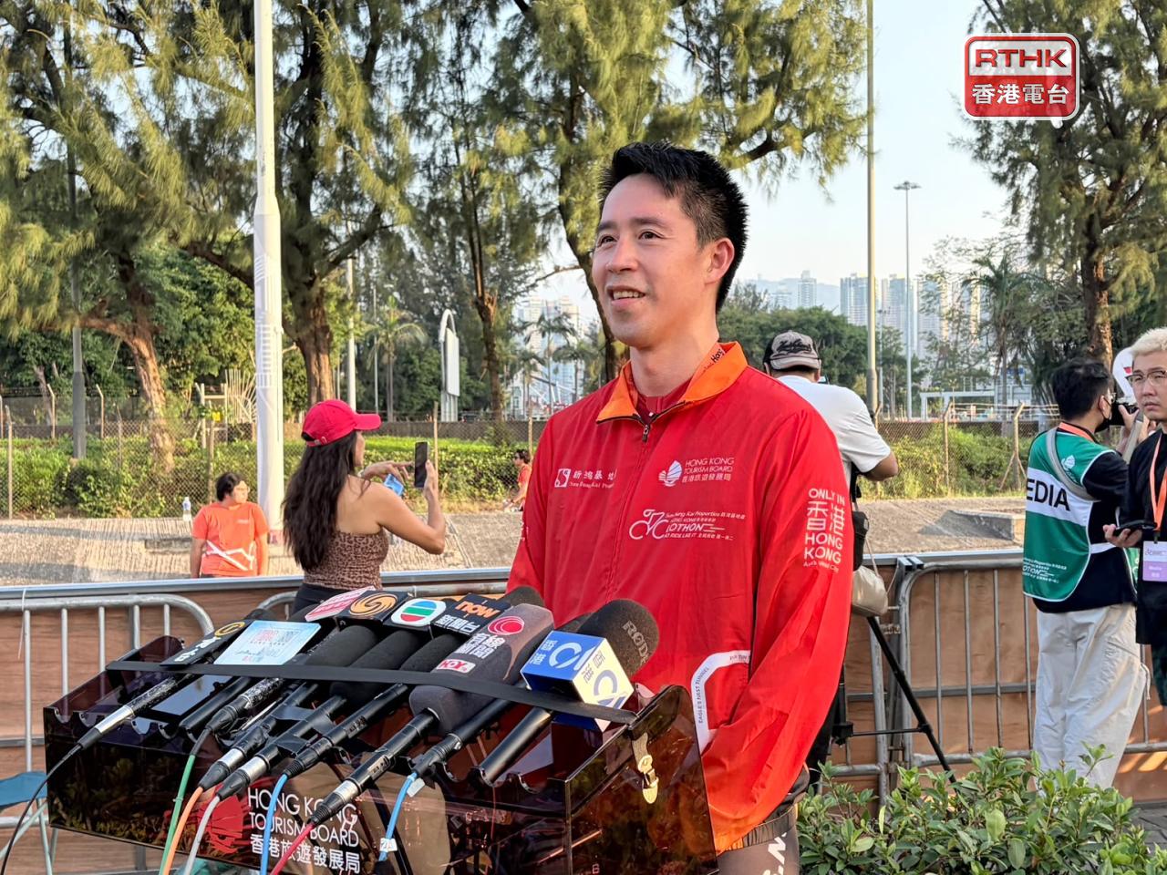 郭基煇表示，今年有超過4000人參與56公里賽事，氣氛很好。（鄧鈞尤攝）