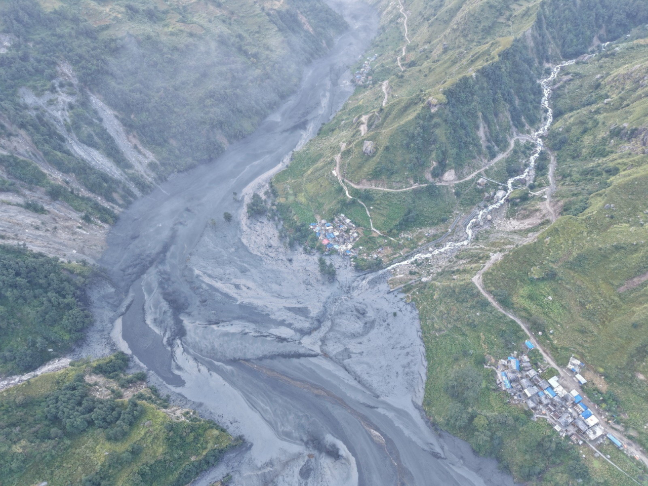 尼泊爾廓爾喀縣有山坡發生山泥傾瀉，泥石堵塞布迪甘達基河，引發洪水。（路透社）