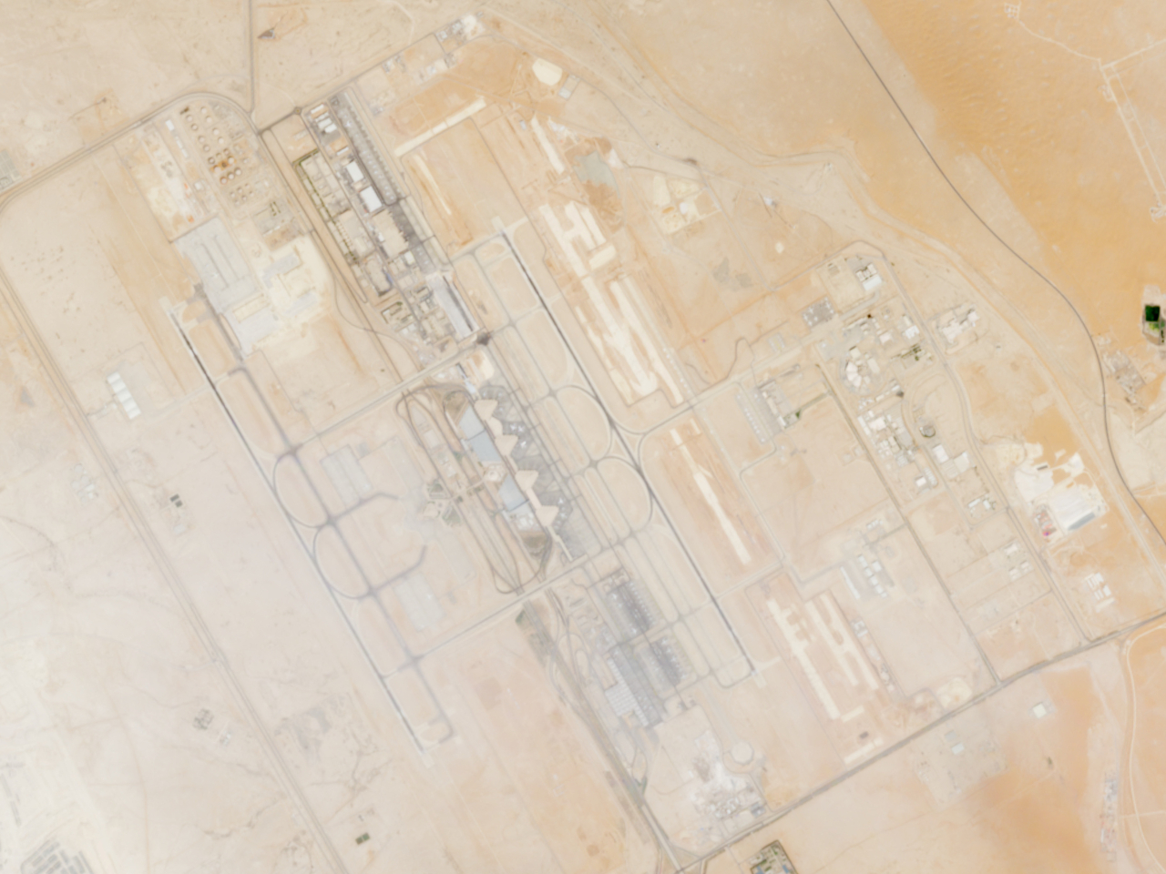 衛星圖像顯示利雅得機場遇襲後的情況。（路透社）