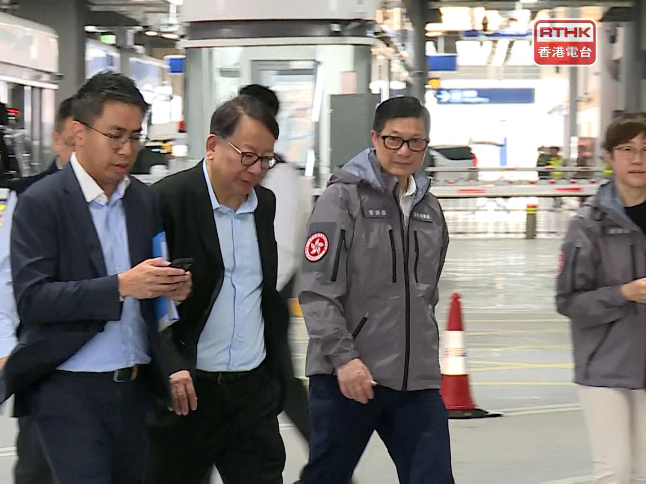 陳國基及鄧炳強視察整體運作情況。（鍾家銘攝）