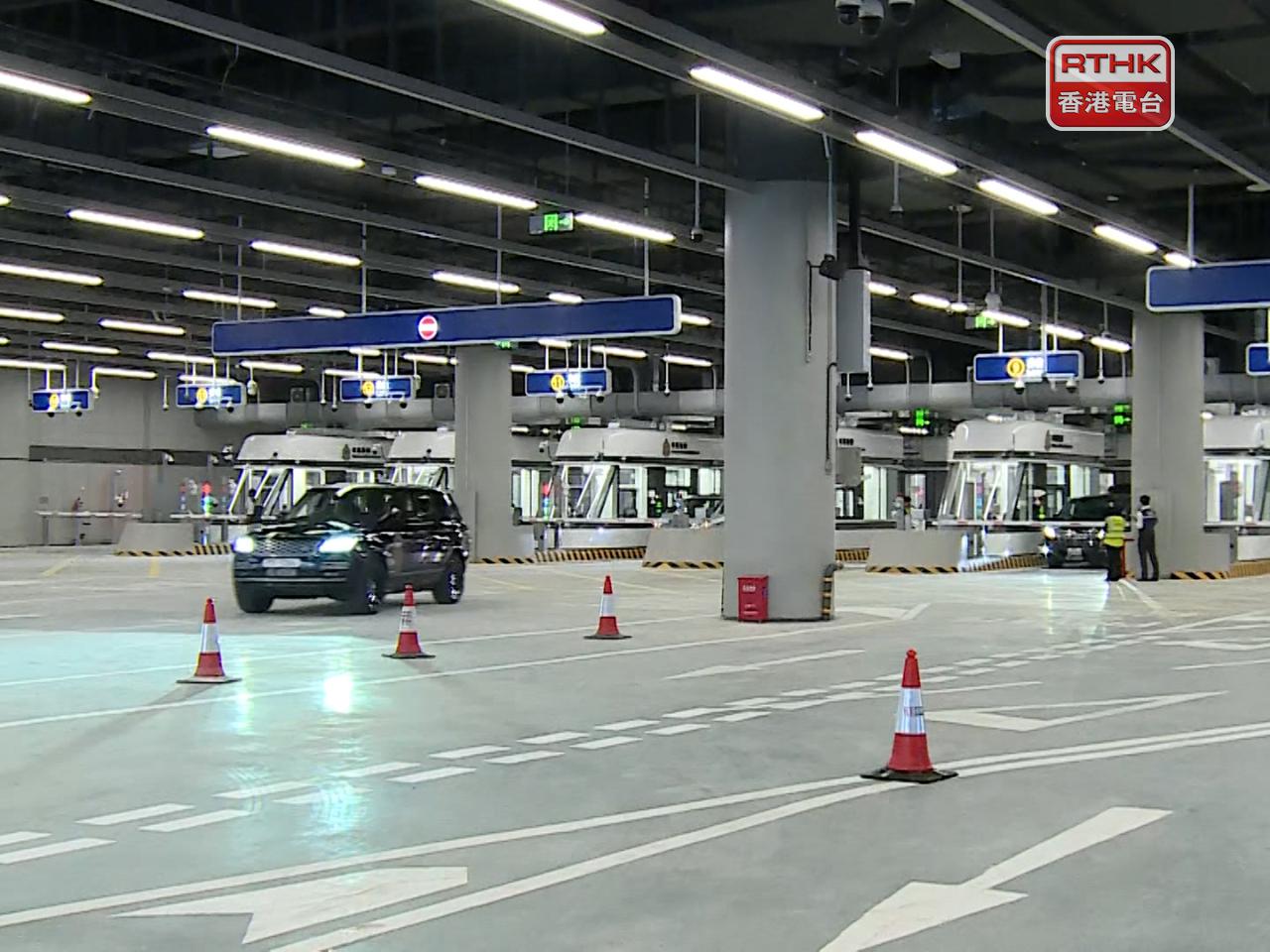 司機駕駛私家車抵達大樓1樓車檢樓層後，會進入「聯合一站式」車道進行「五方查驗」。（張連登攝）