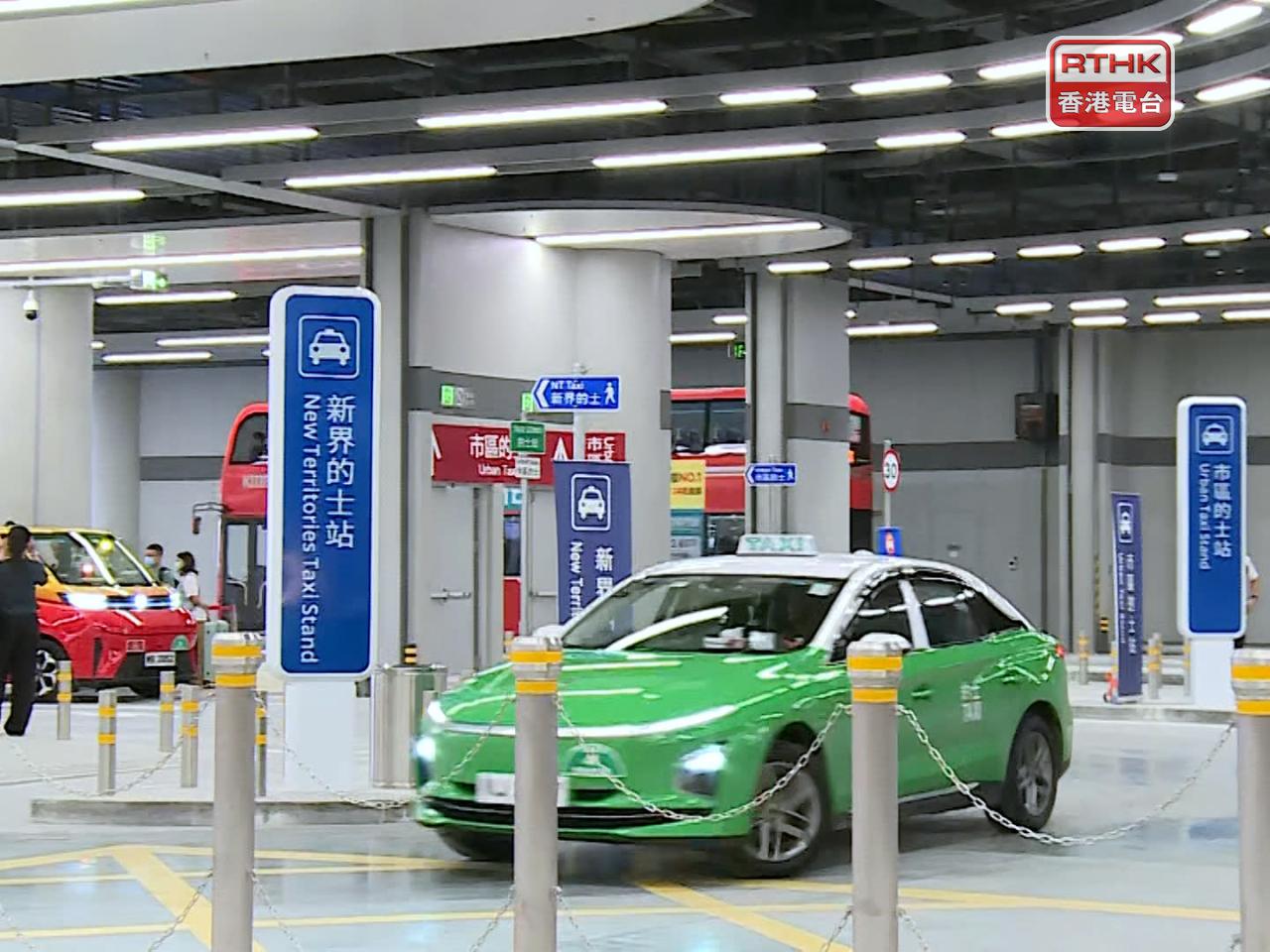 _司機駕駛私家車抵達大樓1樓車檢樓層後，會進入「聯合一站式」車道進行「五方查驗」。（張連登攝）