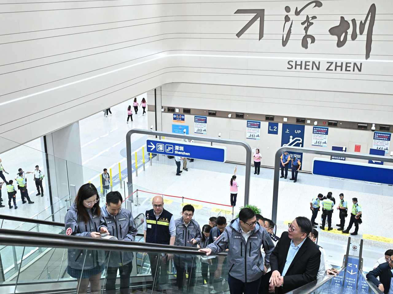 陳國基（右一）及鄧炳強（右二）視察皇崗口岸開通。（政府新聞處）