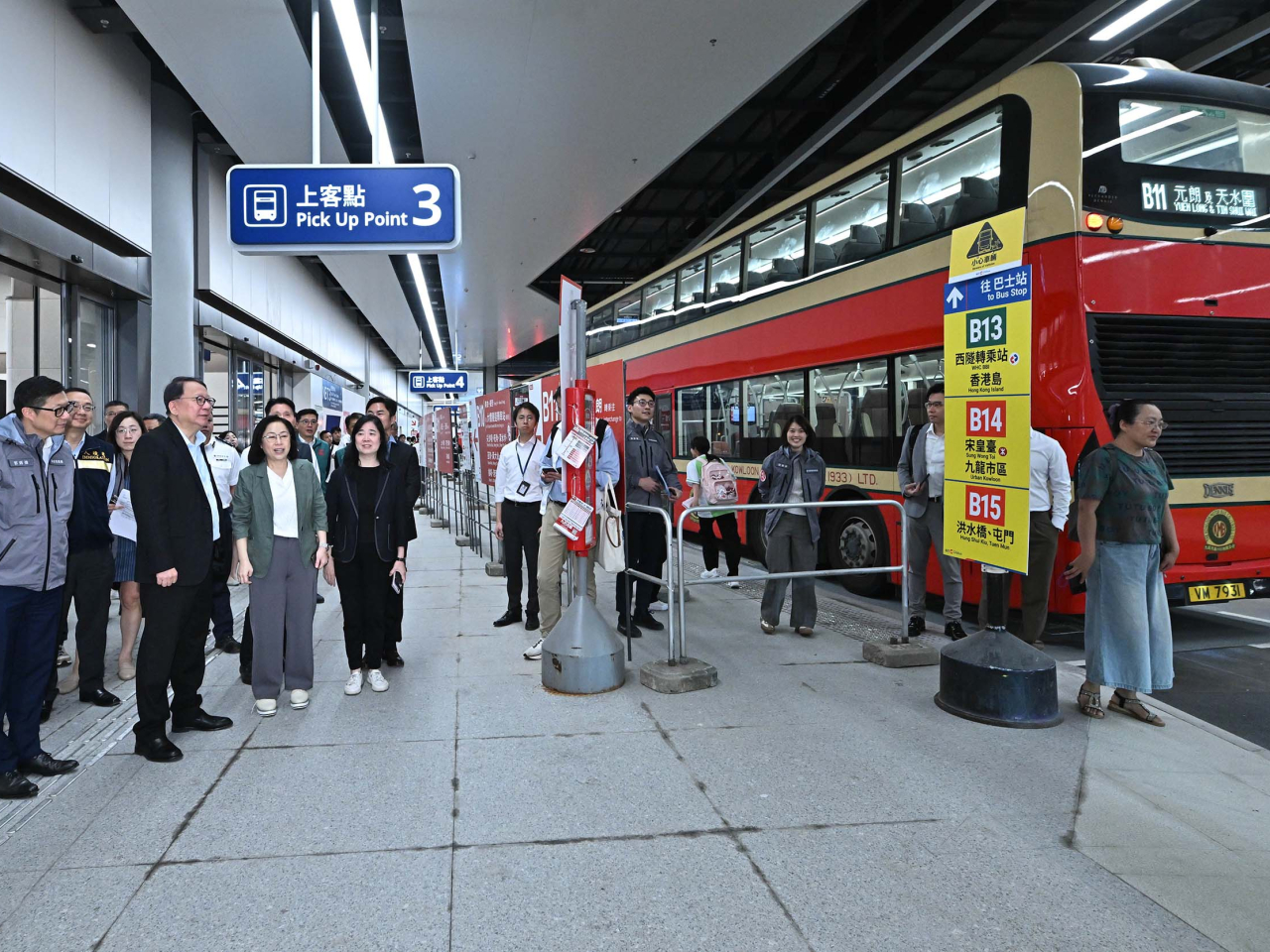 陳國基（前排左二）及鄧炳強（前排左一）視察公共運輸交匯處。（政府新聞處）