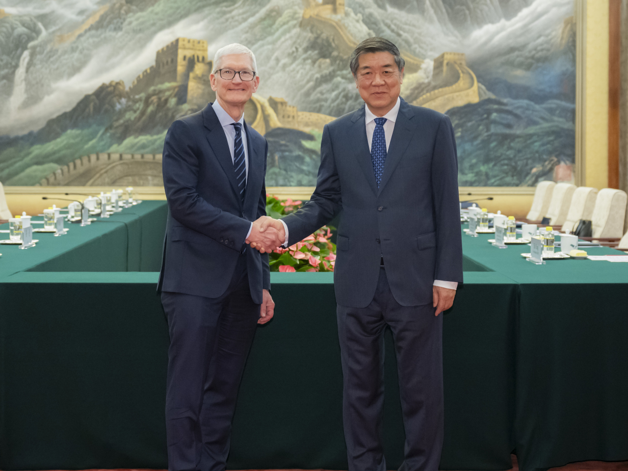 何立峰在北京人民大會堂會見美國蘋果公司執行董事長庫克。（新華社）