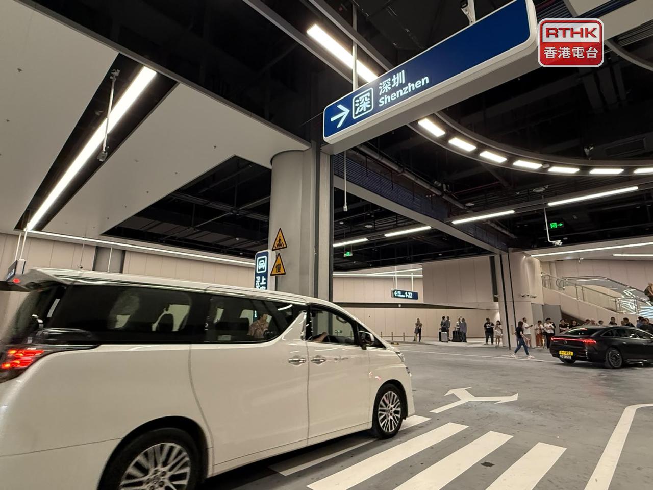 有跨境私家車司機有跨境私家車司機使用新車輛查驗通道過關，表示過程順暢。（陳曉筠攝）
