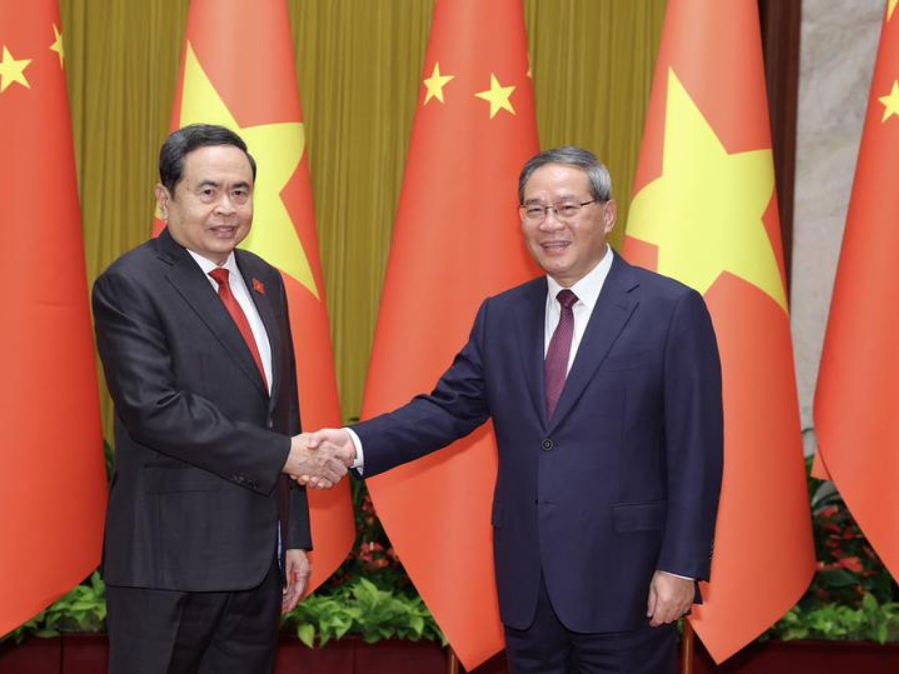 李強在北京人民大會堂會見越南國會主席陳青敏。（新華社）