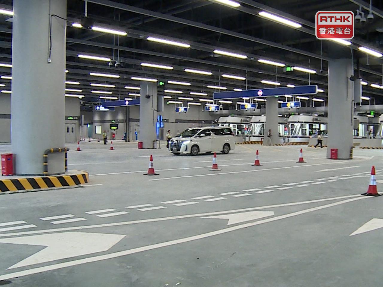 出入境車輛為8千架次，其中入境有4200架次，出境3800萬架次。（港台圖片）