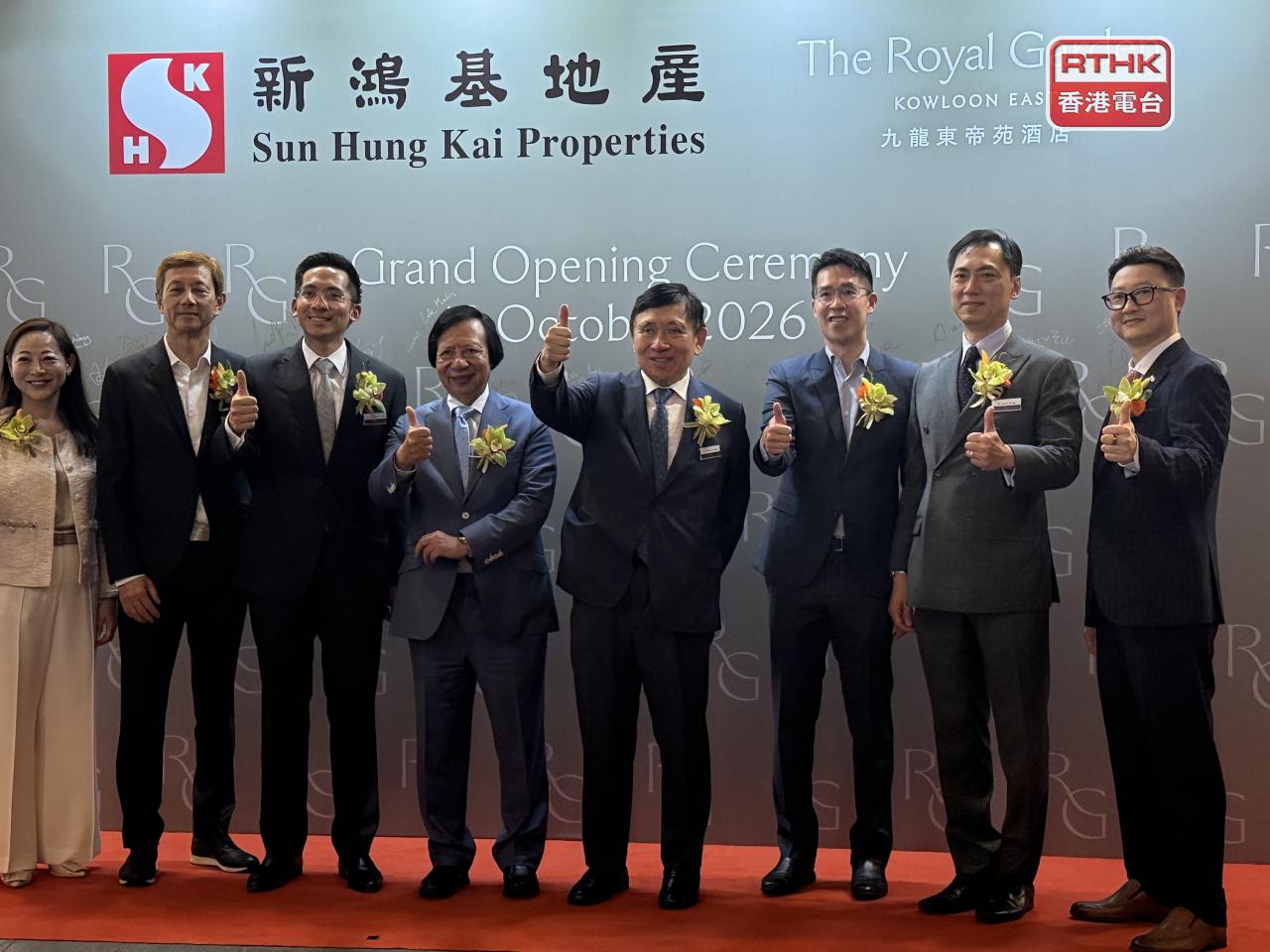 郭炳聯（右四）稱集團陸續在香港和內地開設多家酒店，反映極看好香港未來。（趙喜駿攝）