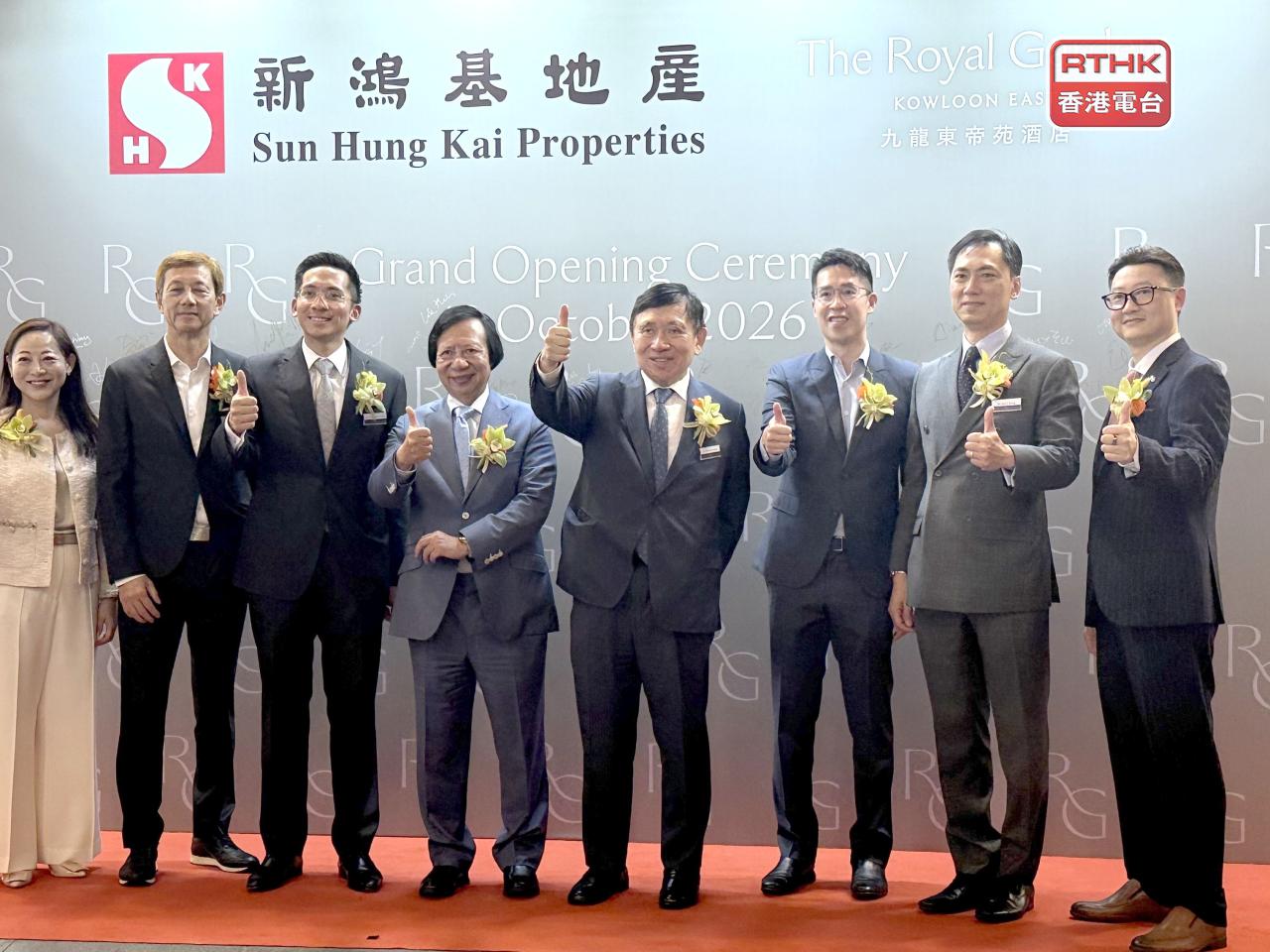 郭炳聯（右四）稱集團陸續在香港和內地開設多家酒店，反映極看好香港未來。（趙嘉駿攝）