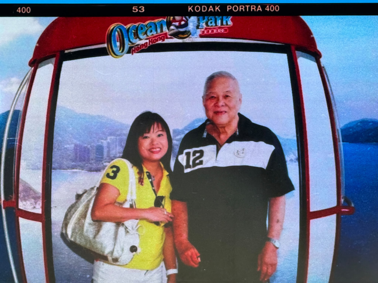海洋公園徵集公眾以往在園區的舊照片或文字，局長羅淑佩提供自己與父親以前到海洋公園遊玩時的合照。