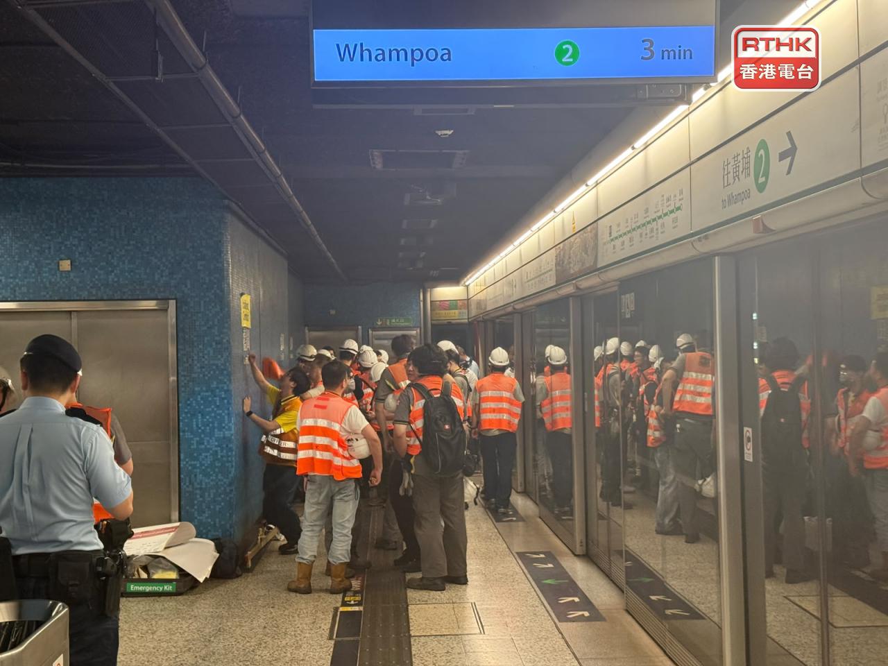 港鐵觀塘綫藍田站路軌旁的火警，消防及港鐵人員已撲滅火種。（任浩鋒攝）