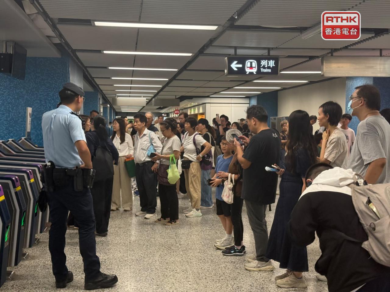 藍田站附近路軌旁火警已處理，觀塘綫列車服務逐步回復正常。（任浩鋒攝）