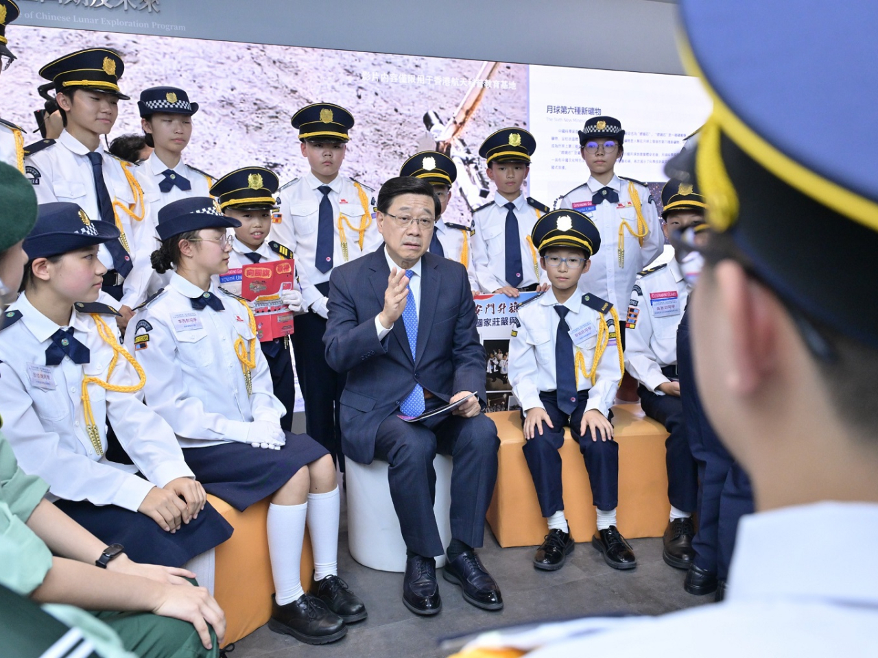 李家超與約30名參與的學生代表見面。（政府新聞處）