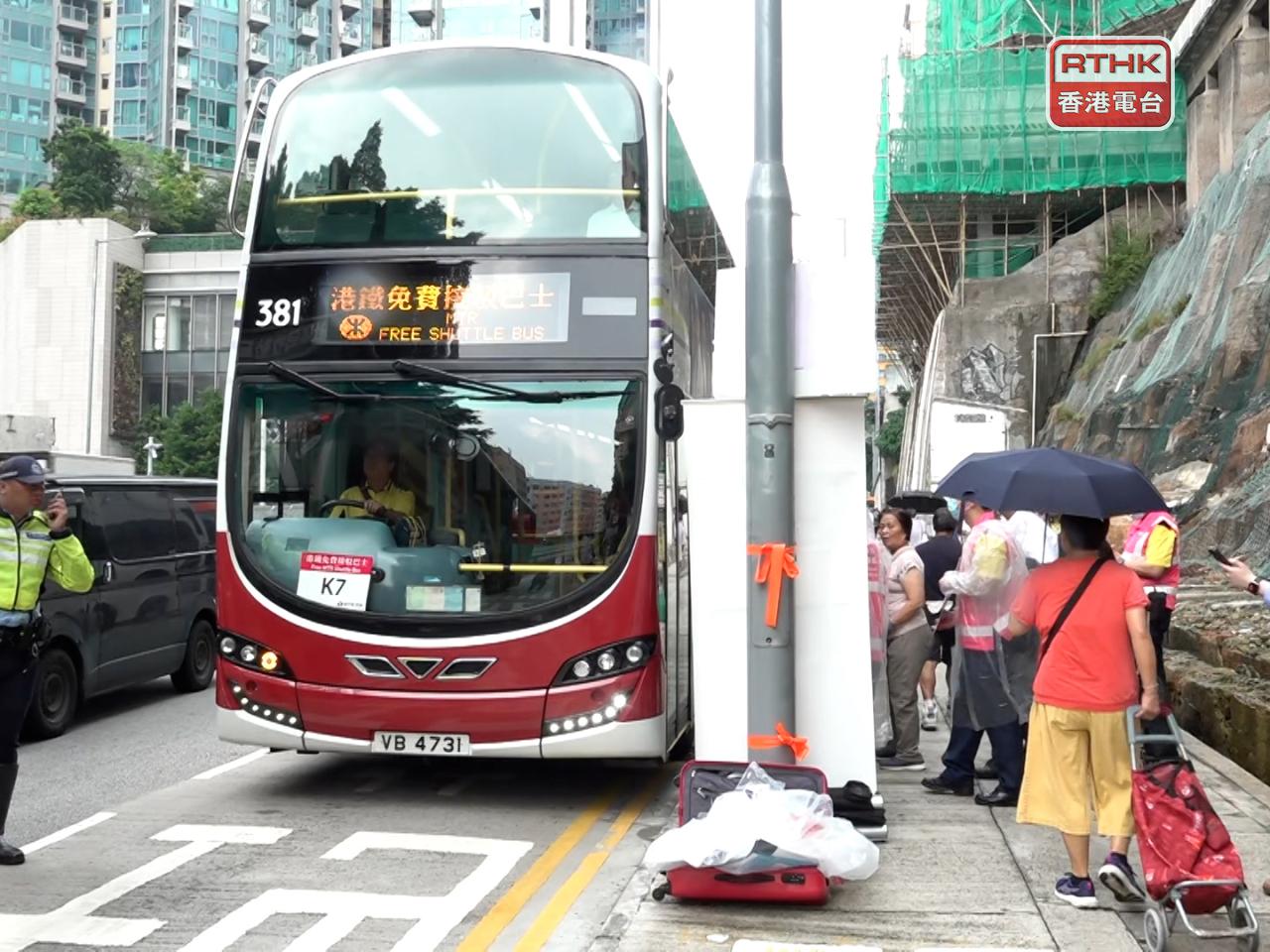 港鐵安排免費穿梭巴士來往觀塘站至油塘站。（麥偉康攝）