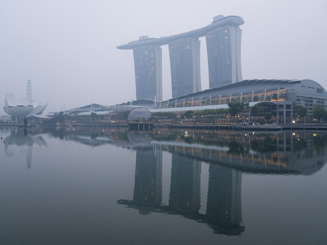 The Marina Bay Sands is a shadow of its former self as the haze from Indonesia chokes the air in Singapore. Photo: Reuters