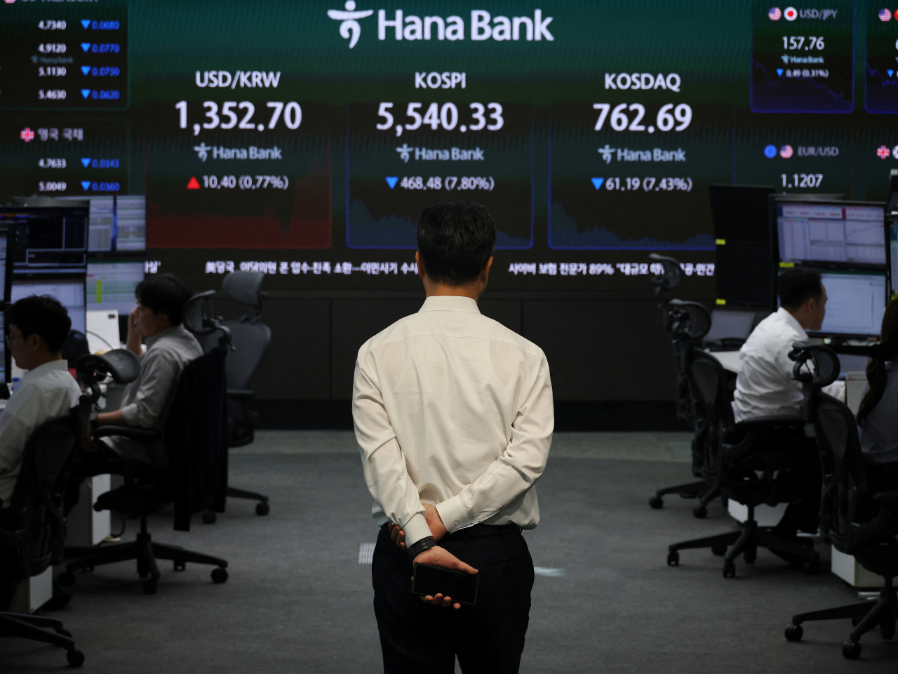 The Kospi leads Asian markets down the beaten path with a 7.8 percent drop in Seoul on Thursday. Photo: Reuters