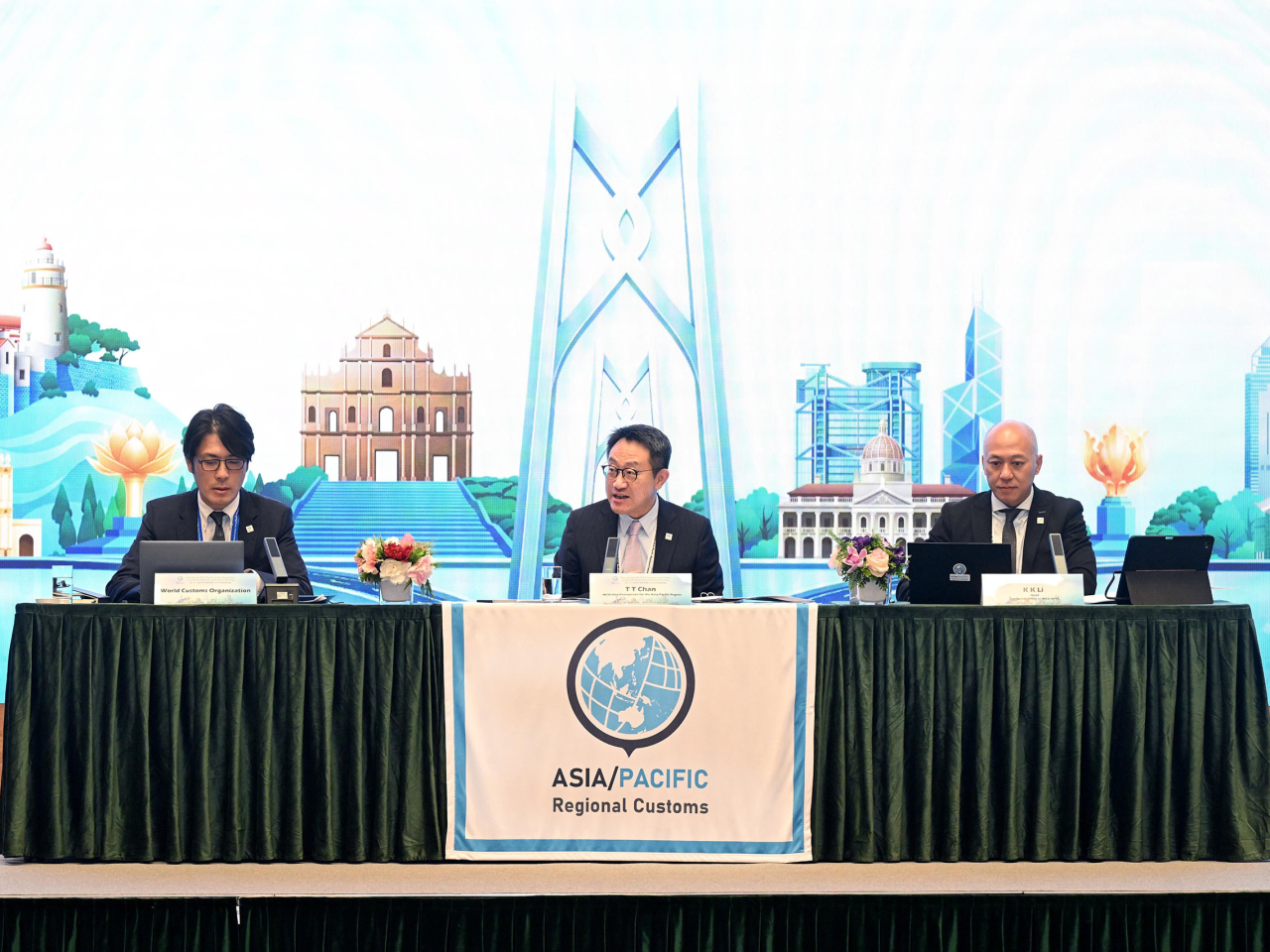 海關關長陳子達（中）主持會議。（政府新聞處）